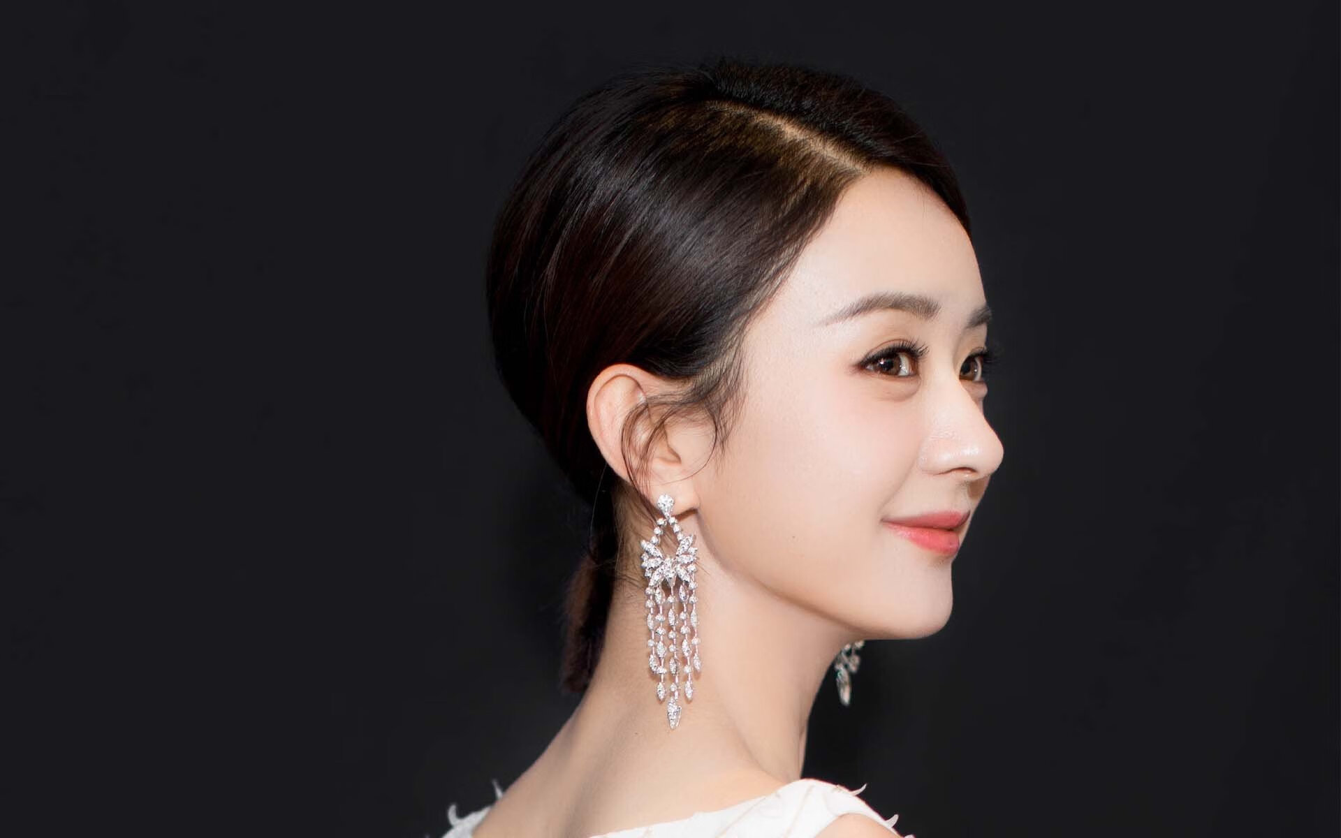 葡萄牙骑手玛丽亚·卡埃塔诺在2024年葡萄牙盛装舞步锦标赛中获得个人赛铜牌,展现坚韧精神。