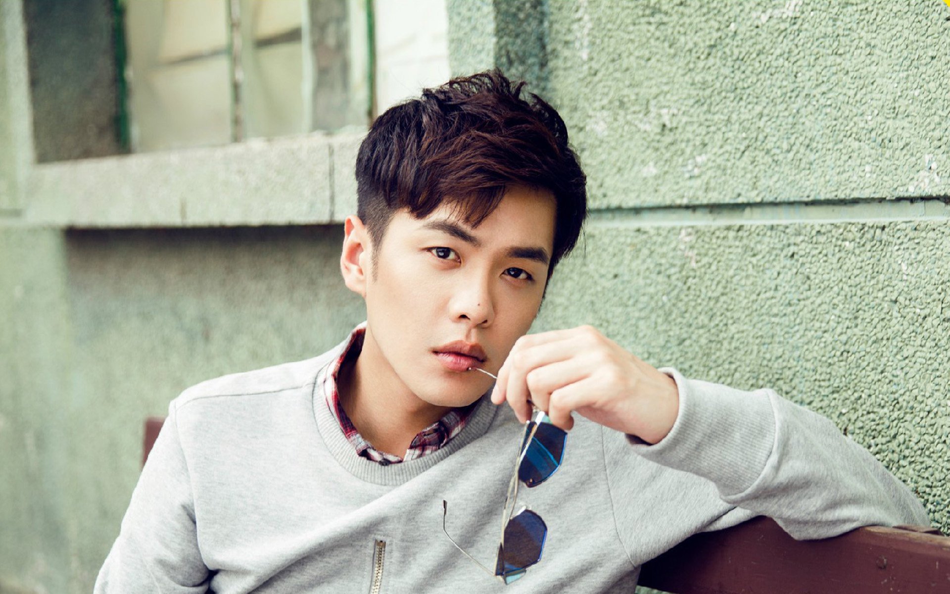 爱游戏平台-里昂后防线团结相助，成功化解对手凶险进攻，里昂加强