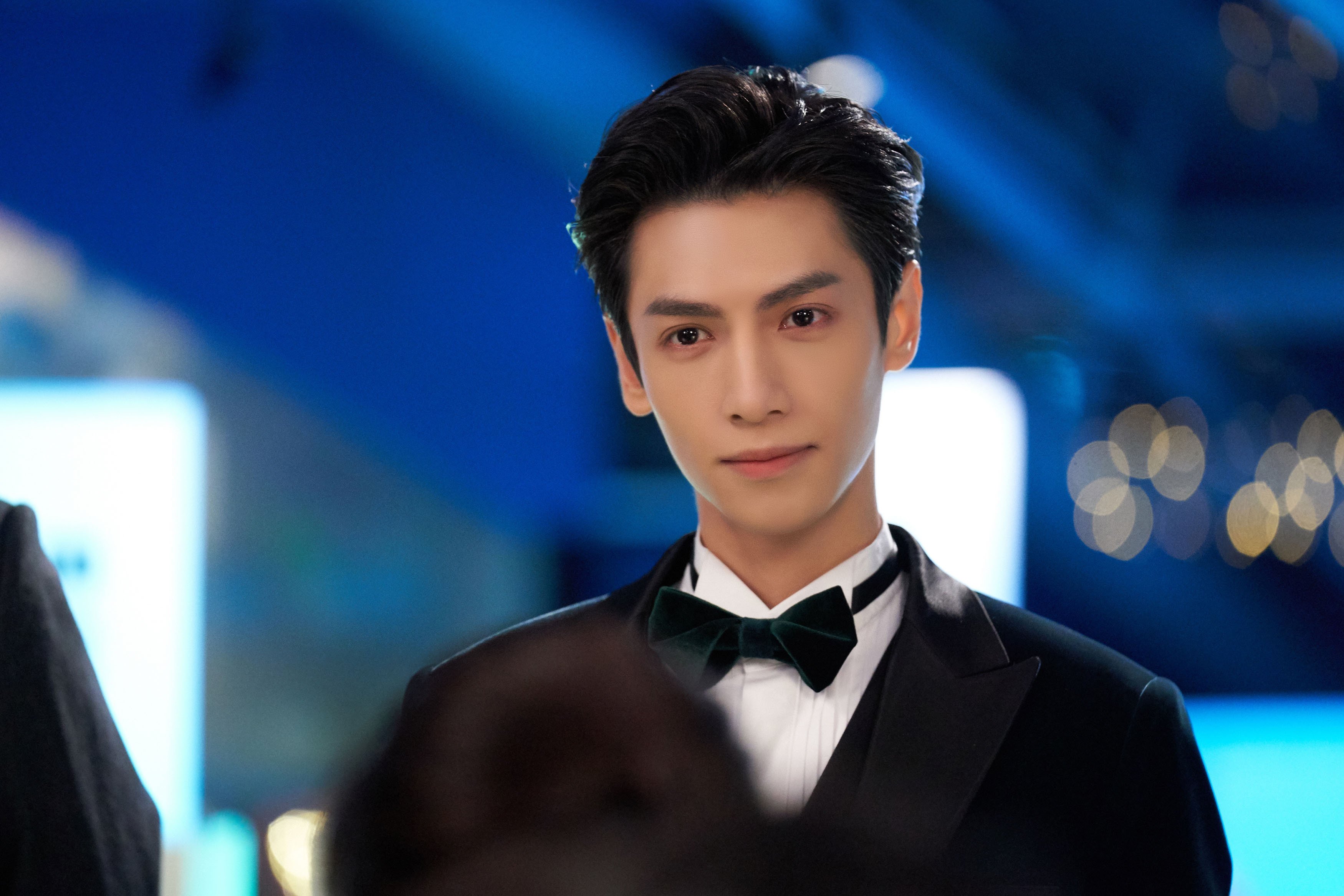 里昂后防线团结相助,成功化解对手凶险进攻,里昂加强