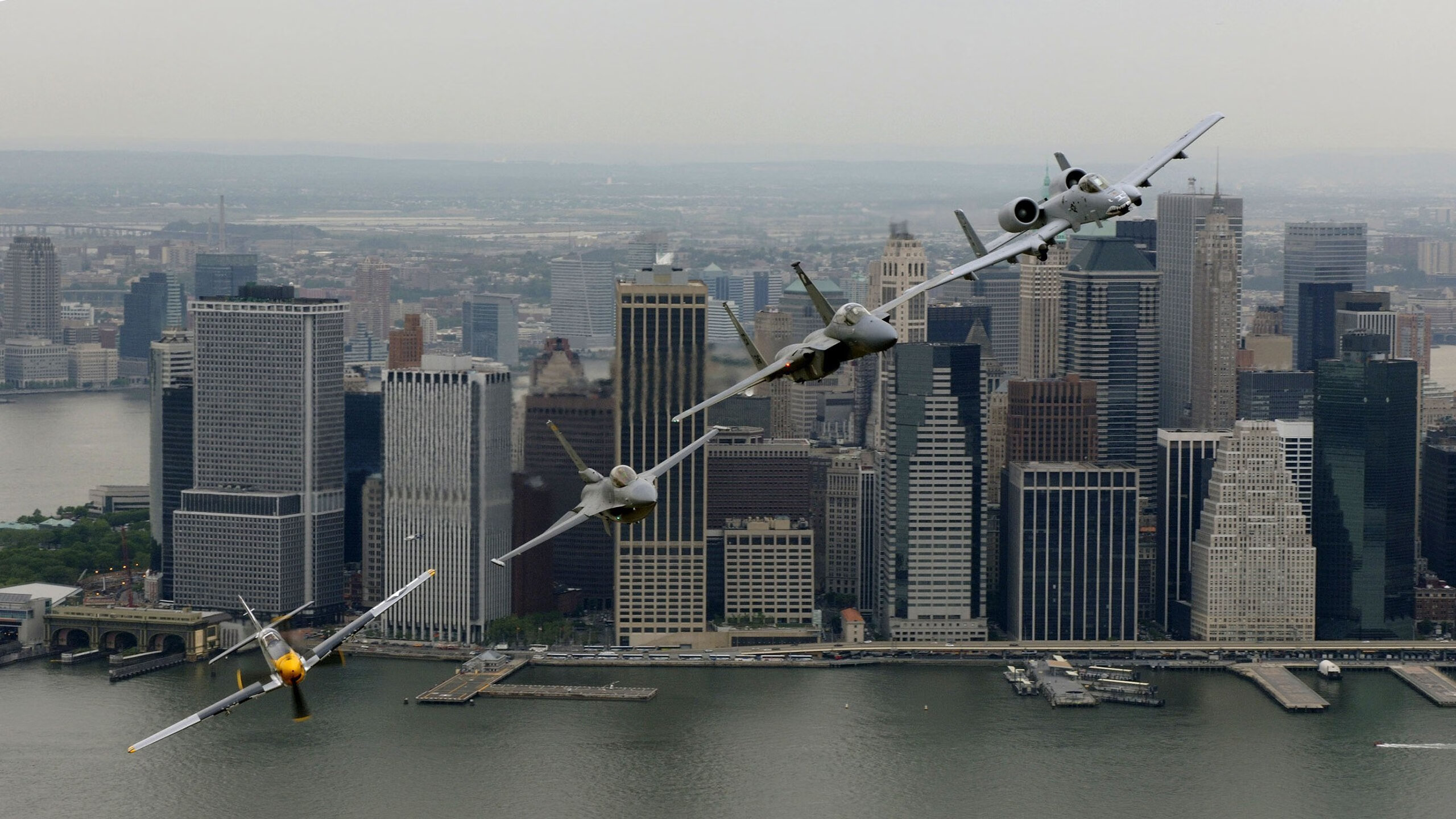 AYX GAMING-弗兰：凭借强大的身体对抗能力和出色的防守技术，他成为了全黑队的防线保障